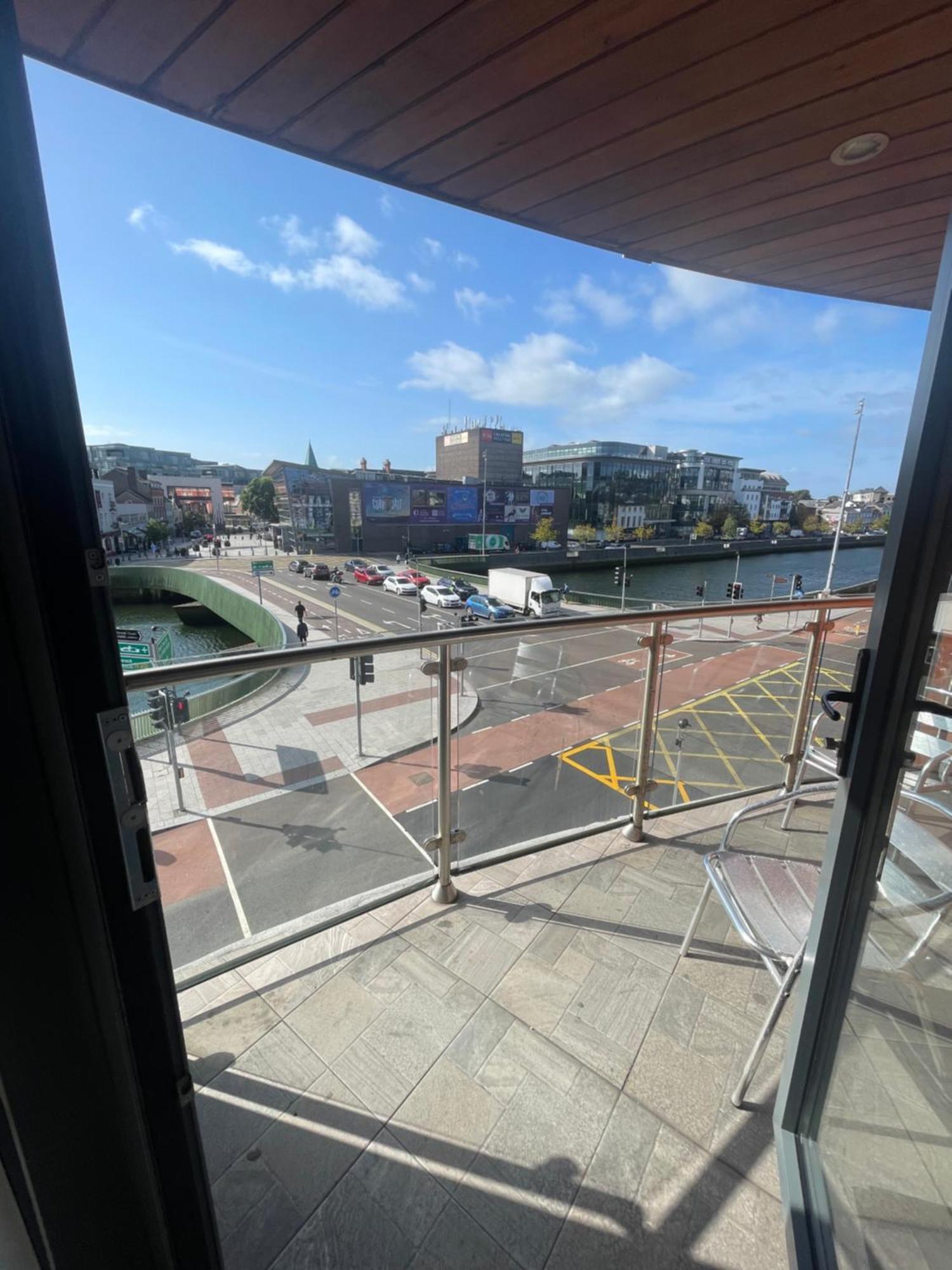 Fabulous And Sunny 2 Bed Apartment, In City Centre Cork Kültér fotó