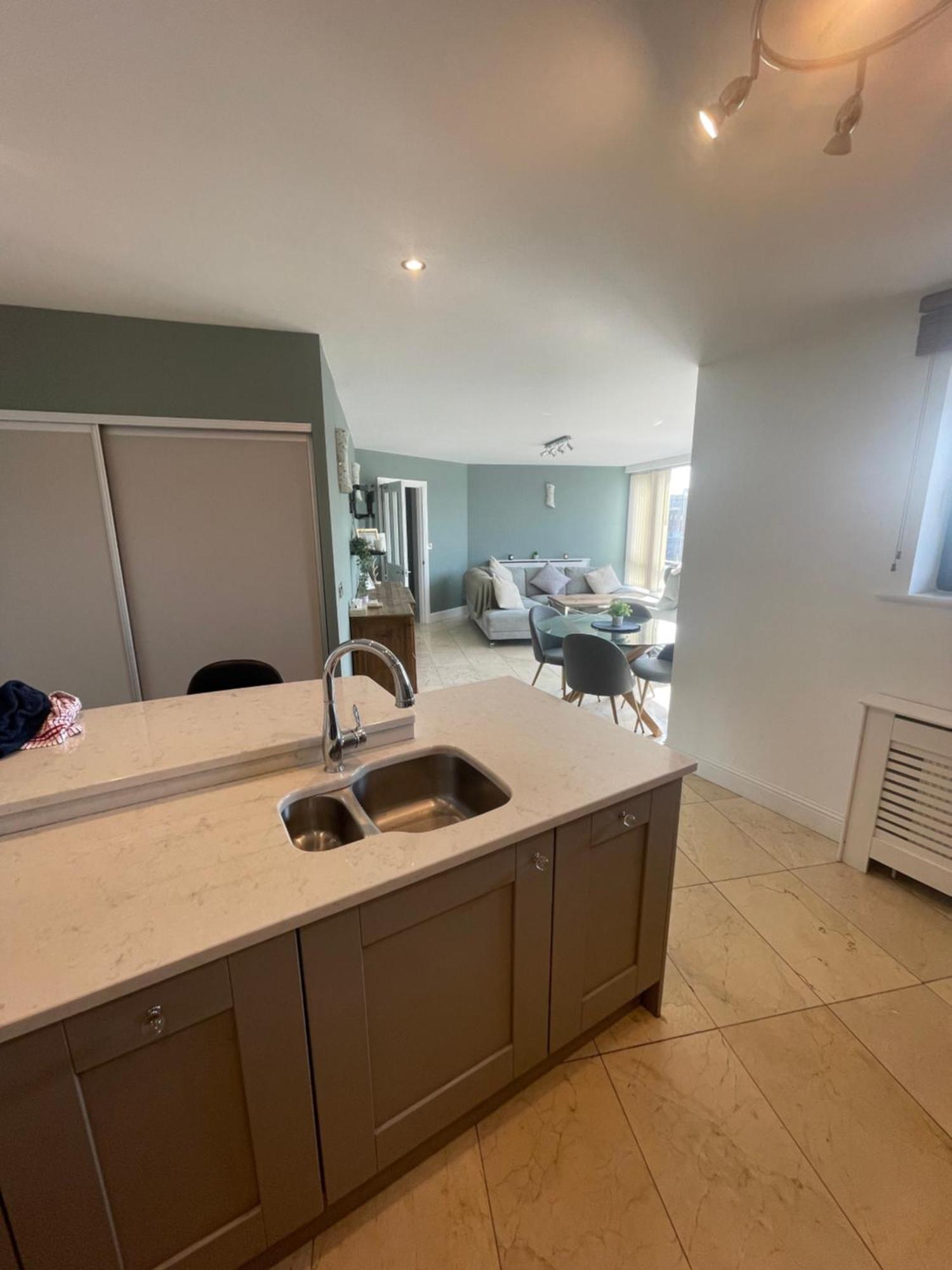 Fabulous And Sunny 2 Bed Apartment, In City Centre Cork Kültér fotó